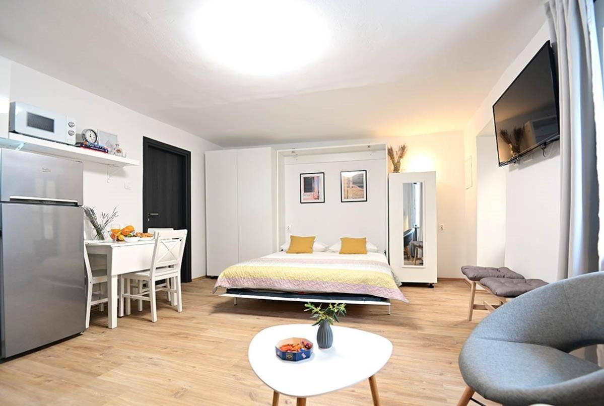 Apartment D & Studio L Dobrinj Eksteriør billede