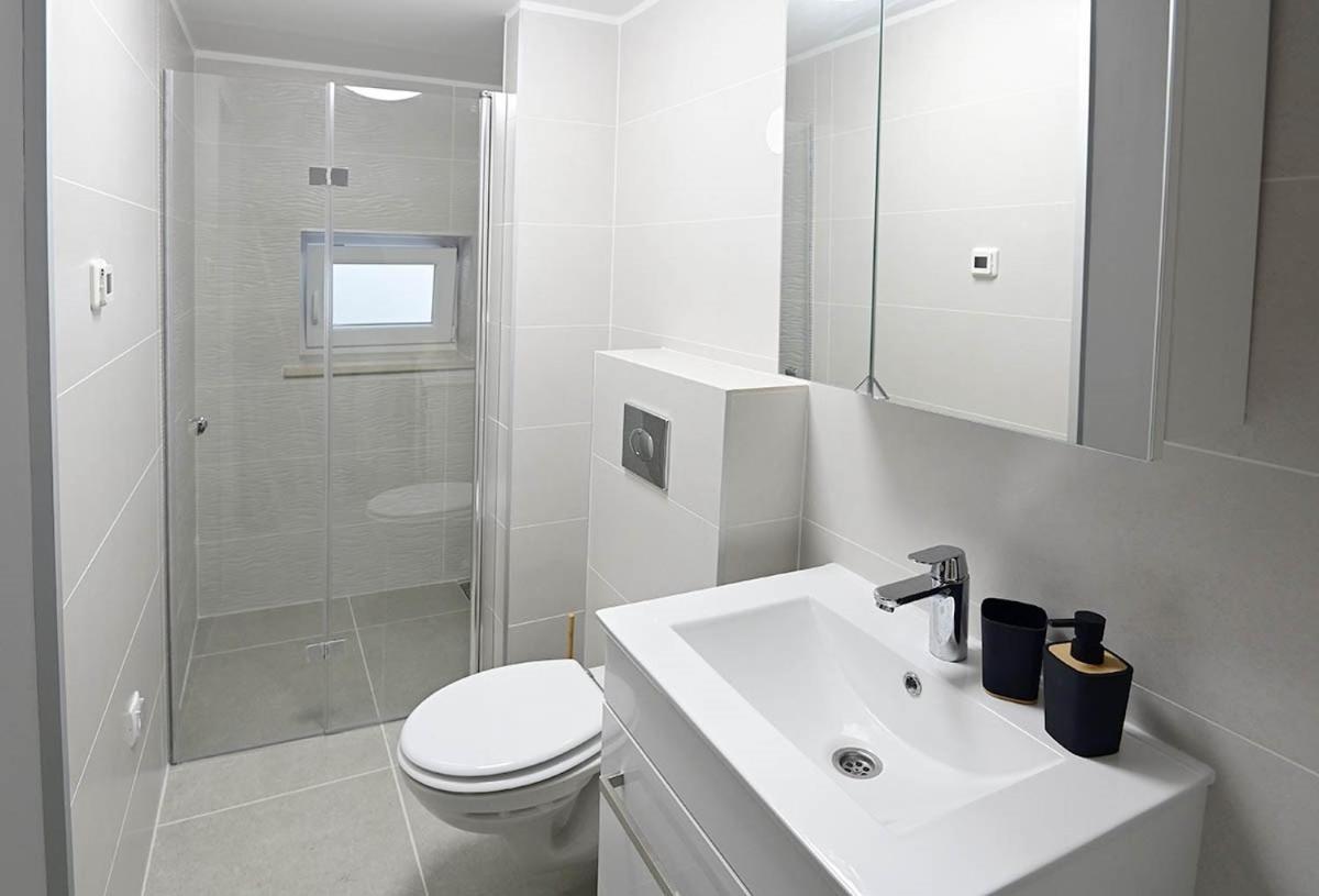 Apartment D & Studio L Dobrinj Eksteriør billede
