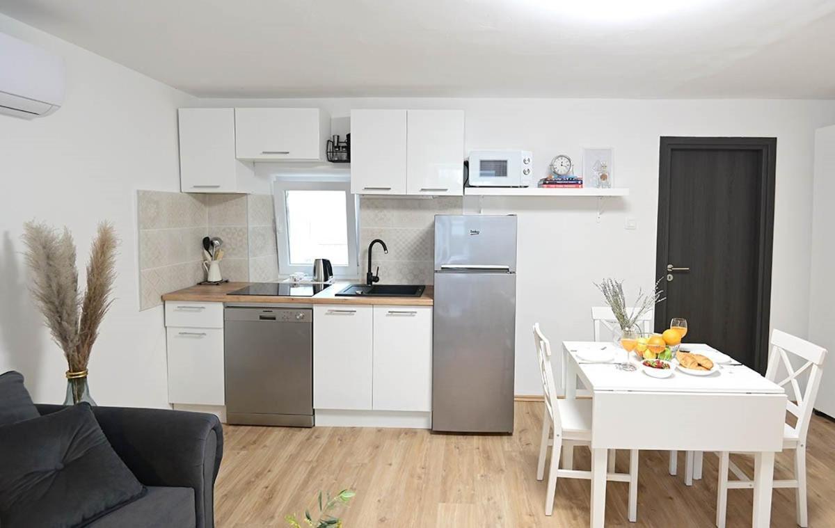 Apartment D & Studio L Dobrinj Eksteriør billede
