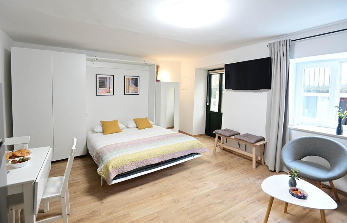 Apartment D & Studio L Dobrinj Eksteriør billede