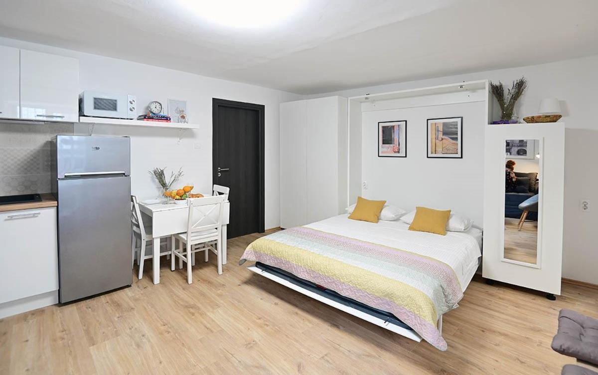 Apartment D & Studio L Dobrinj Eksteriør billede