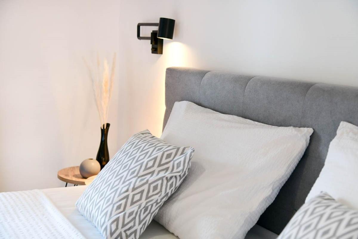 Apartment D & Studio L Dobrinj Eksteriør billede