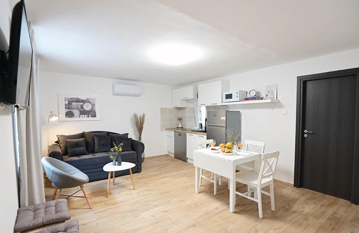 Apartment D & Studio L Dobrinj Eksteriør billede