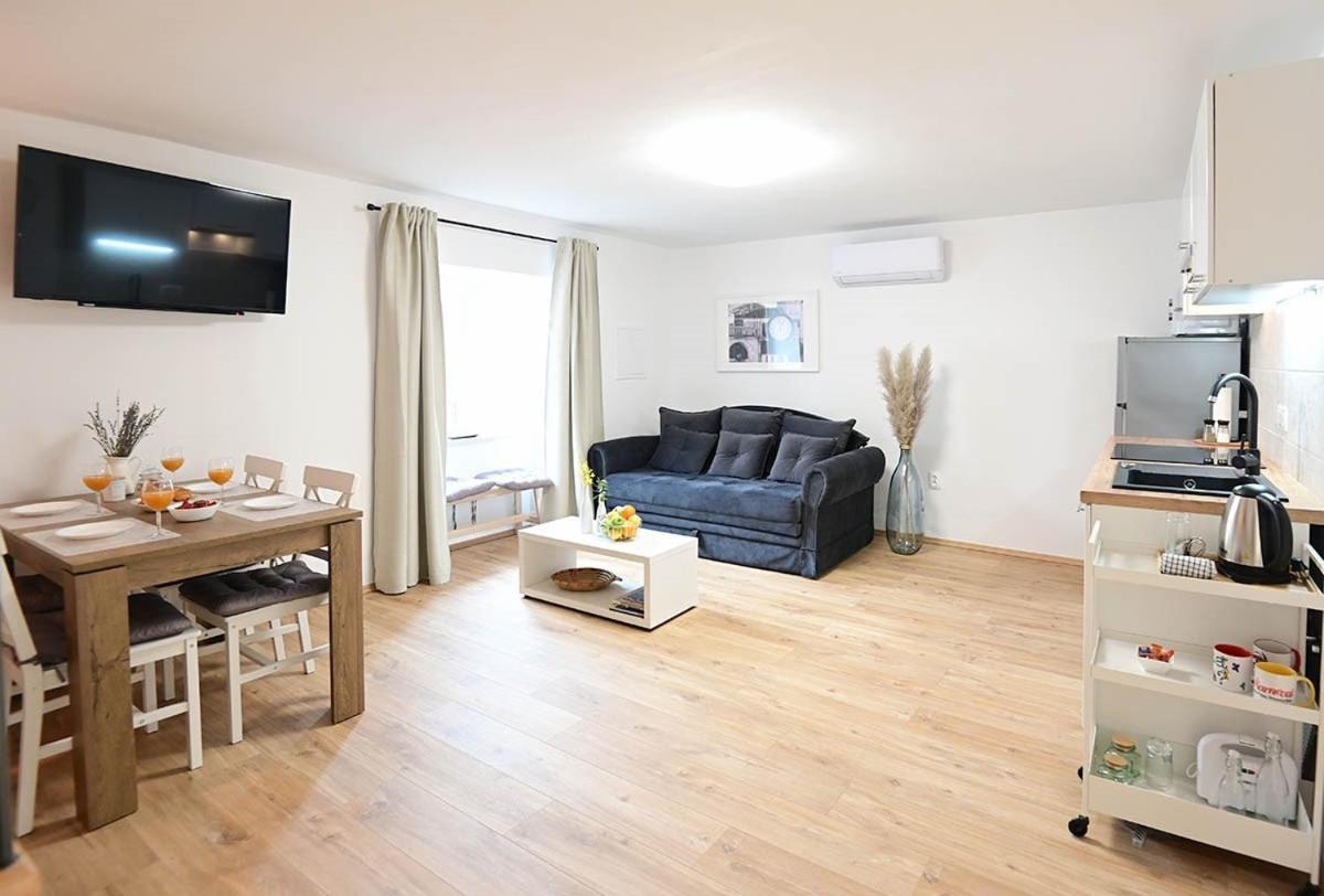 Apartment D & Studio L Dobrinj Eksteriør billede