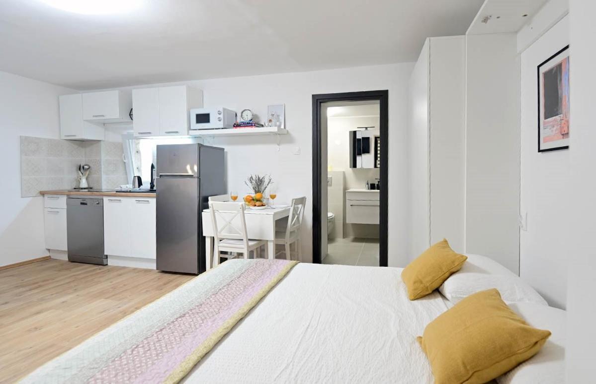 Apartment D & Studio L Dobrinj Eksteriør billede