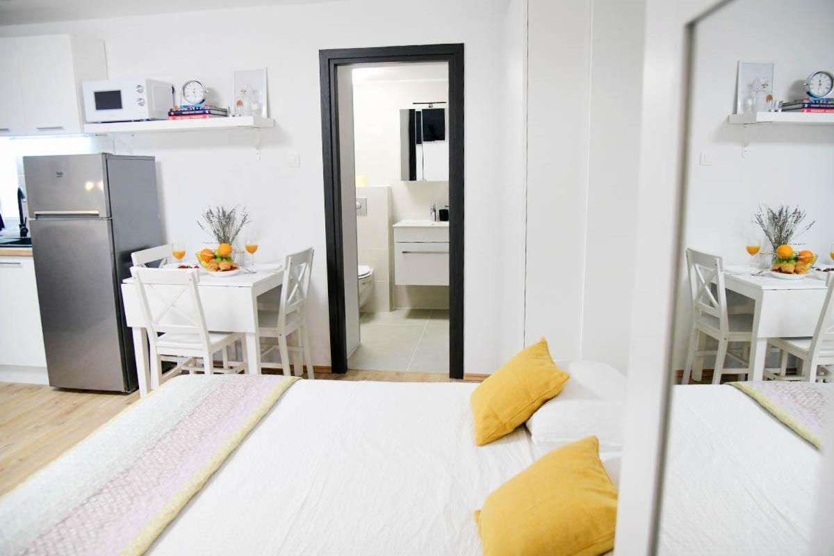 Apartment D & Studio L Dobrinj Eksteriør billede