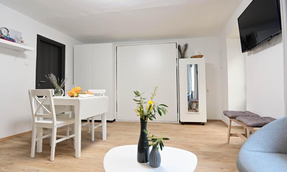 Apartment D & Studio L Dobrinj Eksteriør billede