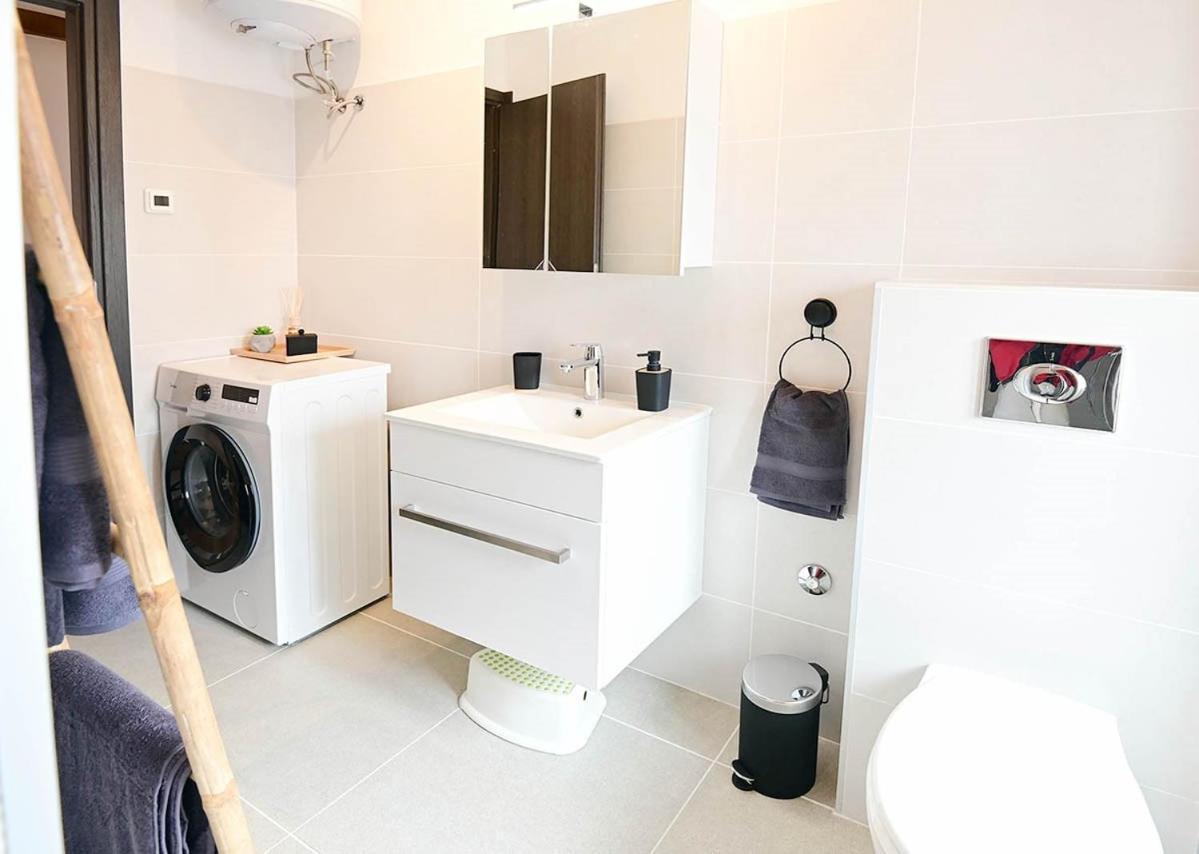 Apartment D & Studio L Dobrinj Eksteriør billede