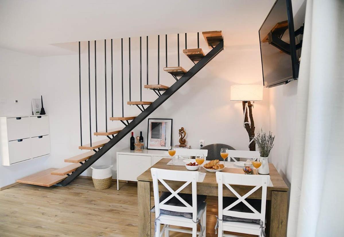 Apartment D & Studio L Dobrinj Eksteriør billede